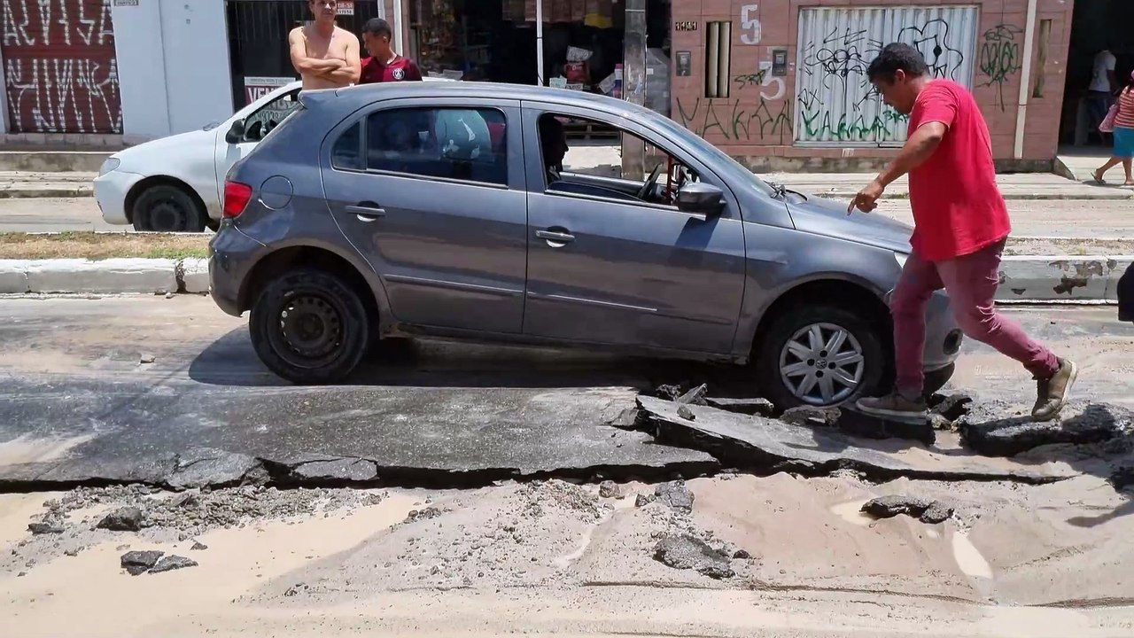 Cano estoura e asfalto cede na Avenida Presidente Kennedy, em Olinda