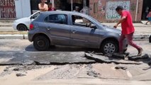 Cano estoura e asfalto cede na Avenida Presidente Kennedy, em Olinda