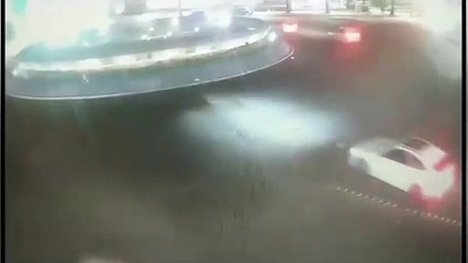 VIDEO: Difunden la forma en que camioneta subió a fuente de la Diana Cazadora