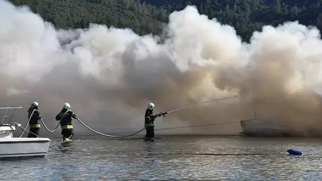 Marmaris’te marinada bağlı motoryat yandı