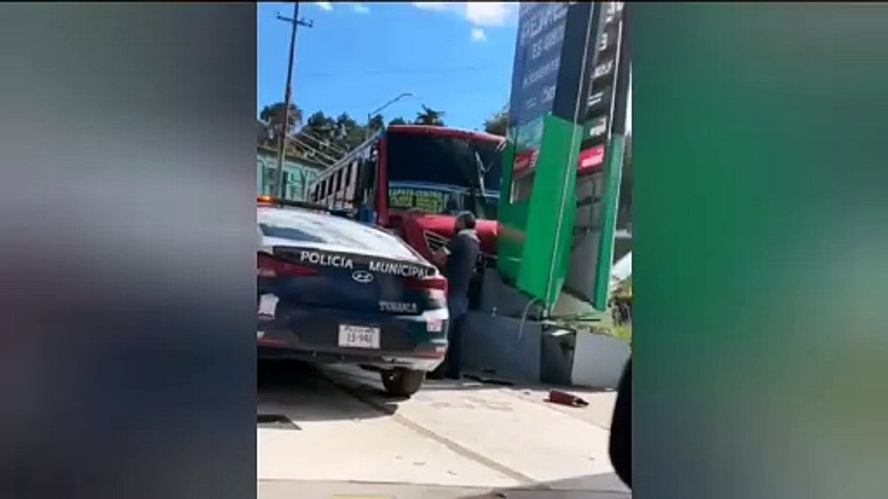 VIDEO: Choca transporte público con dos camionetas en Toluca, deja 20 lesionados