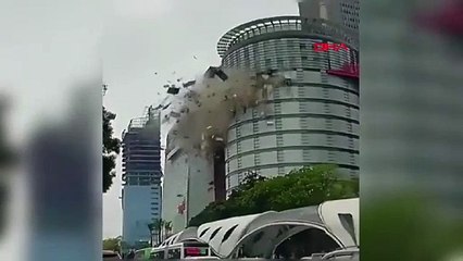 Alışveriş merkezinde şiddetli patlama