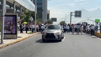 Bloquean trabajadores del poder judicial avenida Constitución