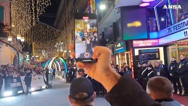 Sanremo 2025 entra nel vivo, gli artisti sfilano sul green carpet