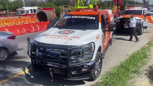 Camión de plataforma cae al río Santa Catarina en Monterrey