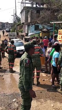 Entrega Ejército Mexicano alimentos a damnificados por huracán Otis