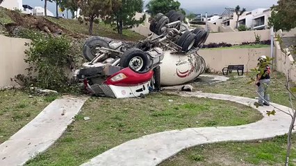 Camión revolvedora vuelca en Monterrey: sin heridos pero con derrame de combustible