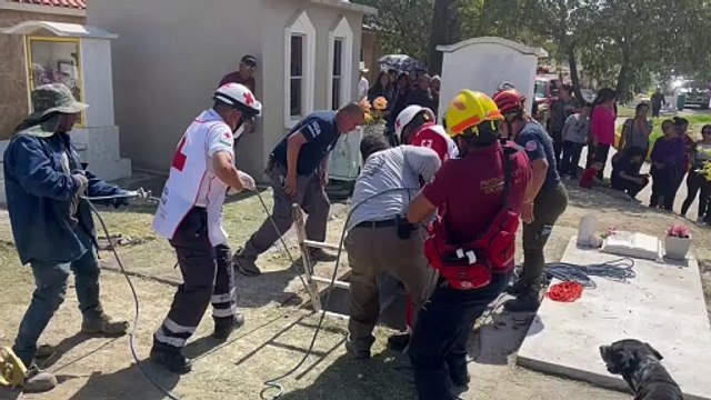 Protección Civil y Cruz Roja rescatan a mujer en panteón de Escobedo
