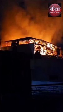 पटाखों की चिंगारी से रेडीमेड शोरूम में लगी आग, 40 लाख रुपए के कपड़े राख