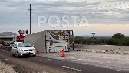 Se vuelca tráiler y bloquea parcialmente la Durango - Zacatecas