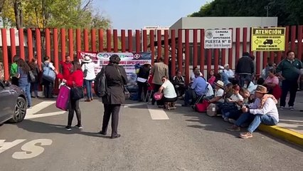 Sindicatos de Educación Media Superior bloquean accesos a la Cámara de Diputados