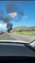 Camión es destruido por aparatoso incendio