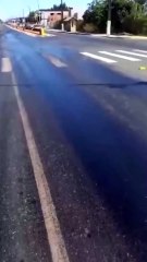 Asfalto 'derrete' durante onda de calor em Santa Catarina #shorts