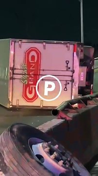 Vuelca camión y obstruye avenida Garza Sada