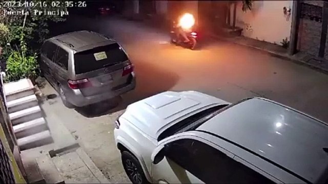 VIDEO: Balean hombres armados casa de alcaldesa en Guerrero