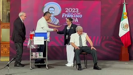 Se vacuna AMLO contra COVID e Influenza