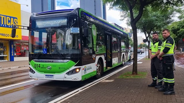 Colisão entre patinete elétrico e ônibus elétrico é registrada na Avenida Brasil