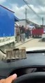 VIDEO: Presumen niños cachorro de león a bordo de una camioneta