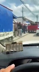 VIDEO: Presumen niños cachorro de león a bordo de una camioneta