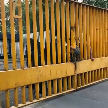 VIDEO: Encapuchados realizan disturbios y queman oficinas del CCH Azcapotzalco