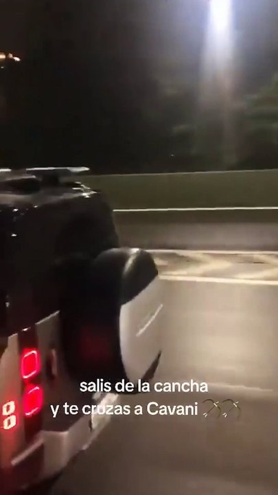 El momentazo de Cavani con unos aficionados de Boca en mitad de la autopista