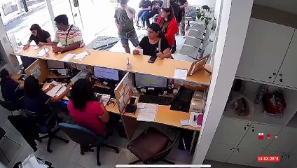 🔴 FURIA EN UNA CLÍNICA DE PACHECO: UNA MUJER DESTROZÓ LA RECEPCIÓN AL NO TENER UN COMPROBANTE