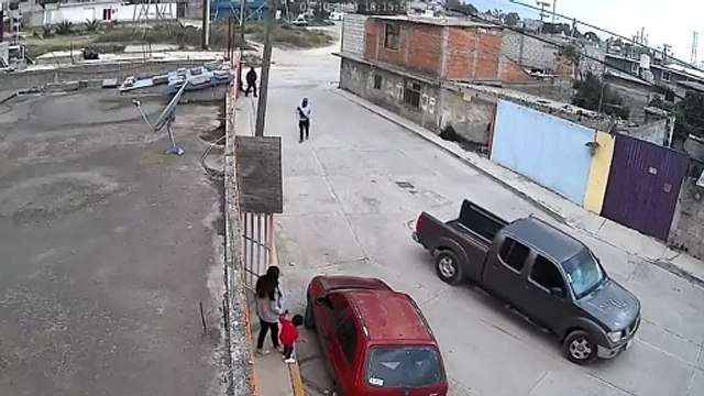 VIDEO: Captan a hombres armados sacar a una persona de su casa en Hidalgo