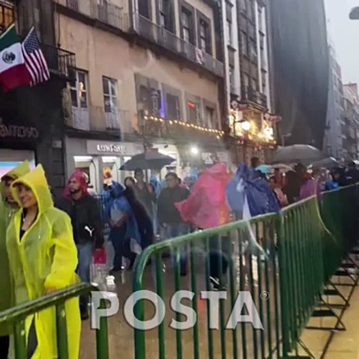 Lluvia sorprende en el Grito de Independencia en el Zócalo de la CDMX
