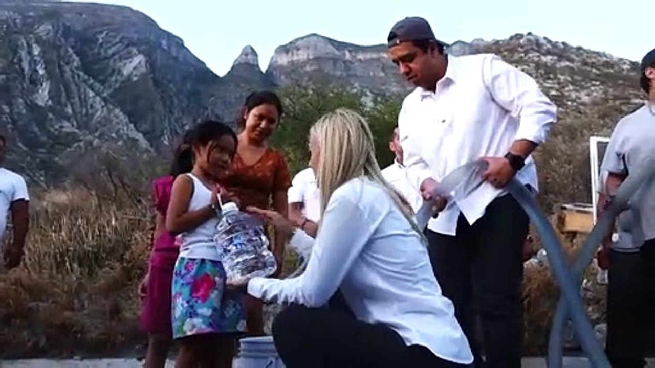 Entrega Jesús Nava agua en pipas a colonias de Santa Catarina