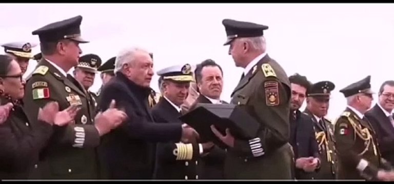 Entrega AMLO condecoración al ex secretario de la Sedena, Salvador Cienfuegos