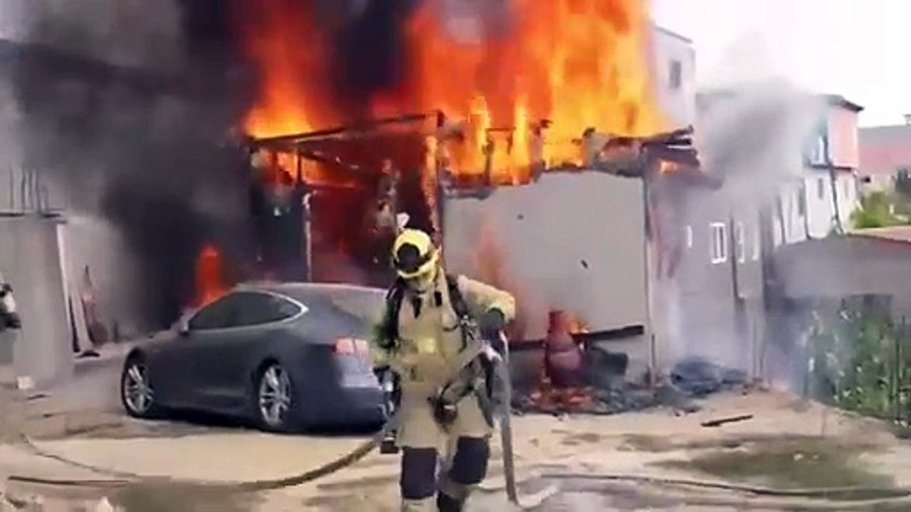 Conecta Tesla a diablito de luz y desata un gran incendio (VIDEO)