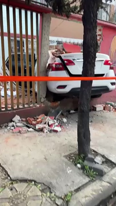 Auto termina dentro de una casa en Ejército de Agua Prieta, Iztapalapa