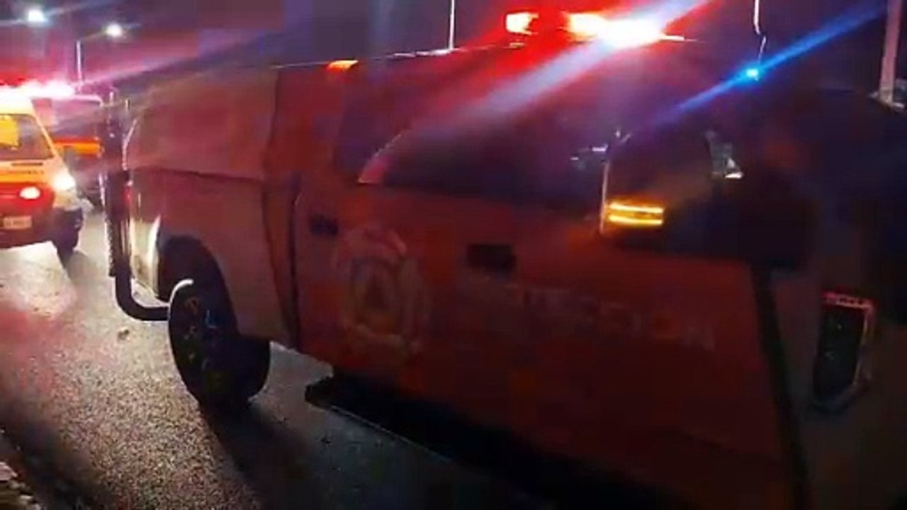 Hombre choca contra un poste en Monterrey (VIDEO)