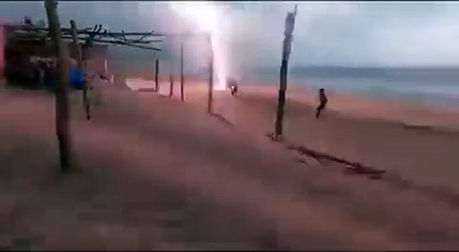 VIDEO: Golpea rayo a dos personas en playas de Aquila, Michoacán