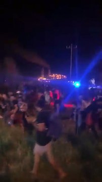 Miles de migrantes llegan a Texas y cruzan la frontera de Estados Unidos