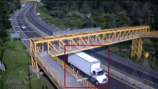 VIDEO: Impactante. Tráiler choca con caseta de cobro de La Marquesa