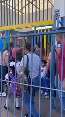 Animan padres de familia a sus hijos durante el regreso a clases