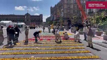 Comienzan a montar el alumbrado y decorado patrio en el Zócalo capitalino