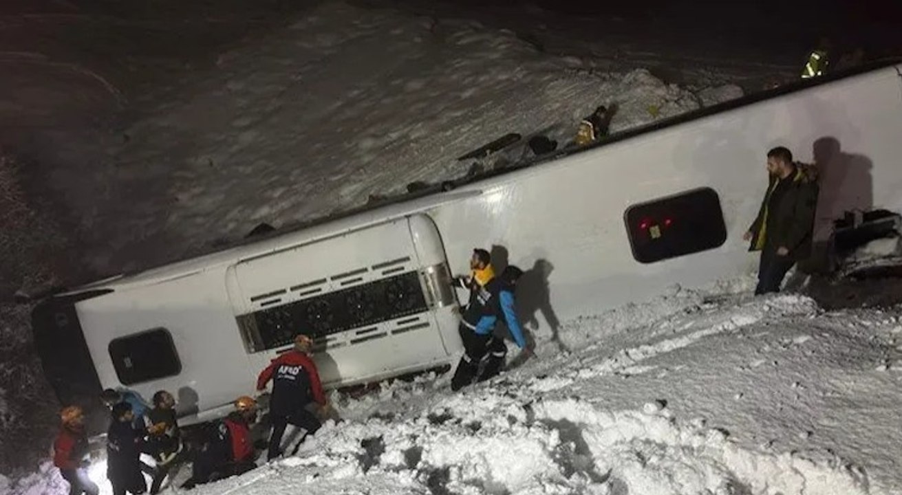 Bingöl'de yolcu otobüsü şarampole devrildi: 4 ölü, 32 yaralı