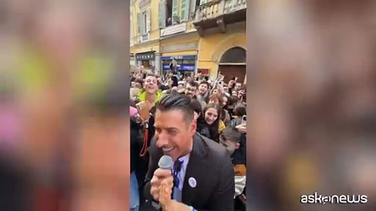 Sanremo, bagno di folla per Francesco Gabbani, suona in strada