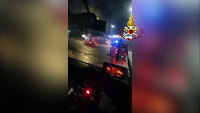 Nubifragio all'Elba, i vigili del fuoco salvano delle persone rimaste bloccate