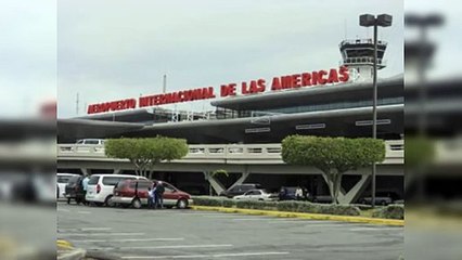 Alertan de riesgos de apuntar un avión con luz láser