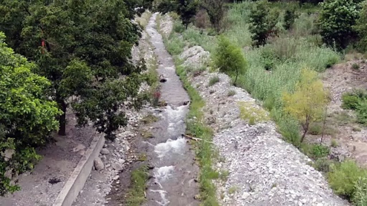Marco González supervisa trabajos de ahorro de agua en producción nogalera en Rayones