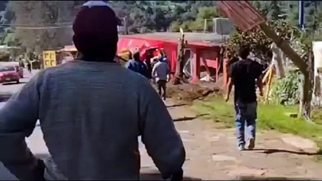 VIDEO: Vuelca camión con arena, aplasta autos y destruye gimnasio, hay un muerto