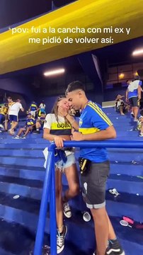 Este HINCHA de BOCA JUNIORS le pide volver a su EX con un ANILLO y en la BOMBONERA