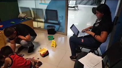 Madre corre a su hijo de 7 años y lo rescatan cuando pedía comida a vecinos