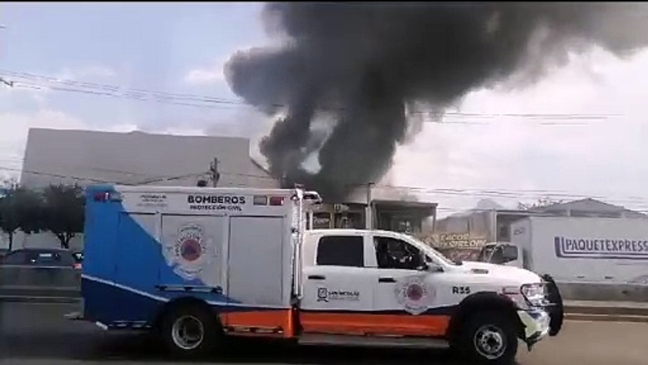 Incendio arrasa con una bodega de  metales en San Nicolás de los Garza