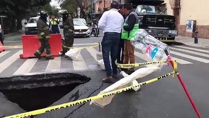 Socavón de tres metros de profundidad aparece en la colonia Roma