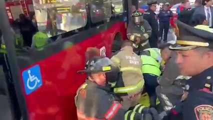 Unidad de Metrobús arrolla a mujer que intentaba cruzar la vialidad