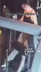 Chica se rompe las rodillas al realizar hip thrust en el gimnasio